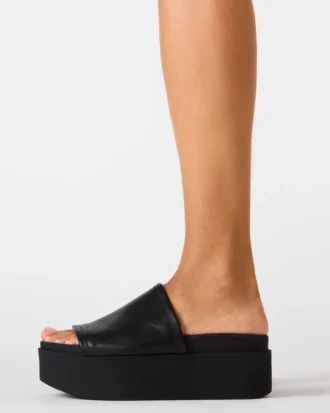 Arwen em couro preto