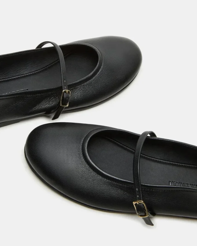 Besette em couro preto