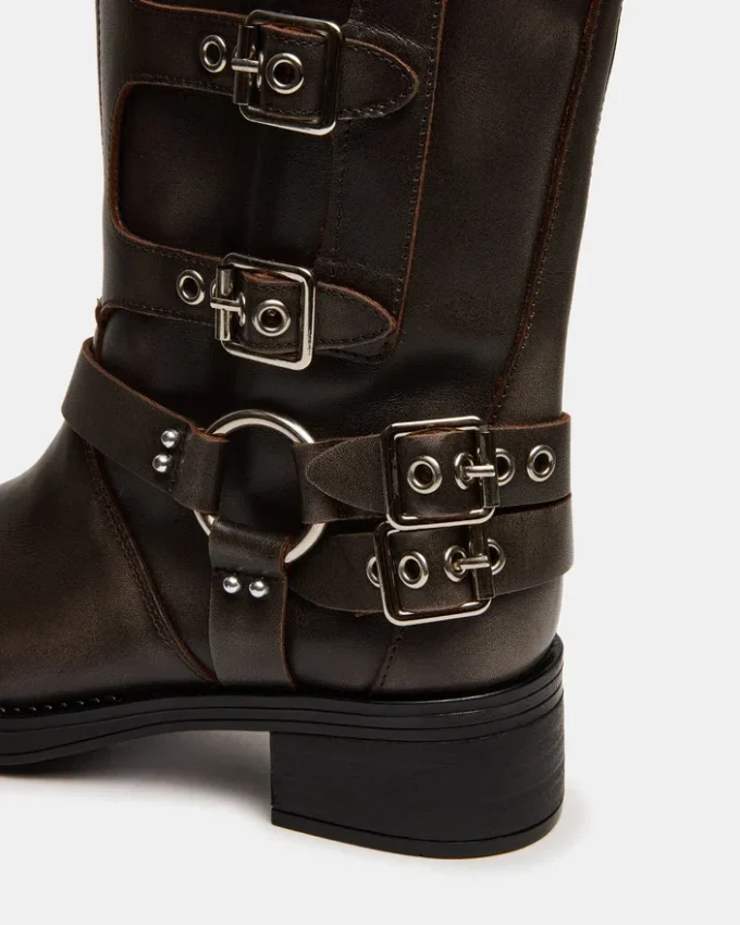 Castanho-roxo, com efeito desgastado e perna larga