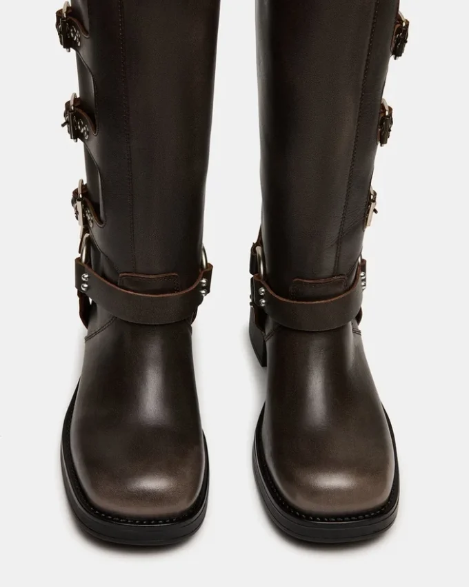 Castanho-roxo, com efeito desgastado e perna larga