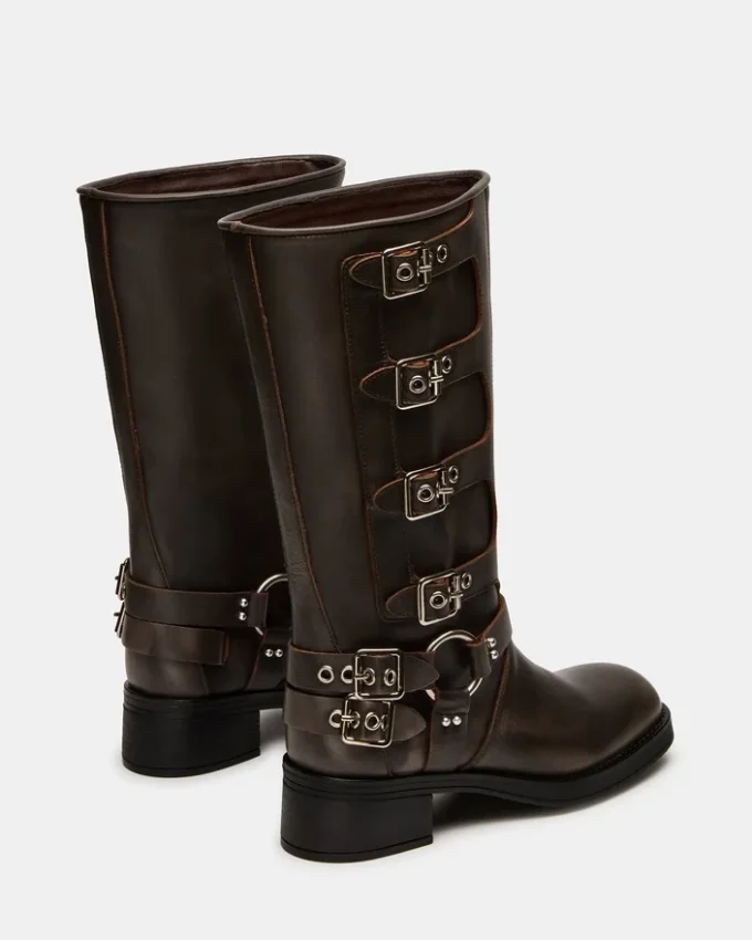 Castanho-roxo, com efeito desgastado e perna larga