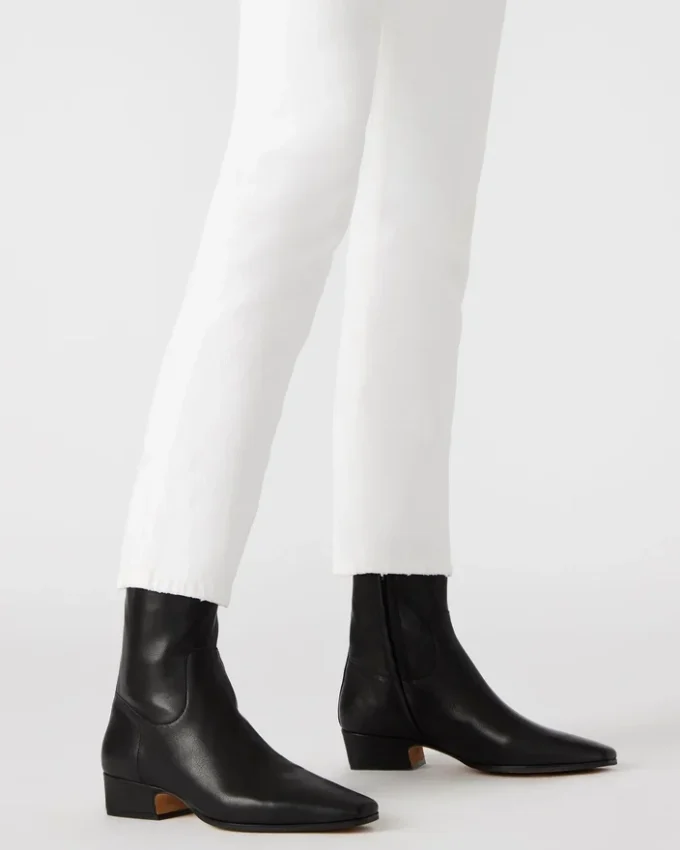 Couro preto empoeirado