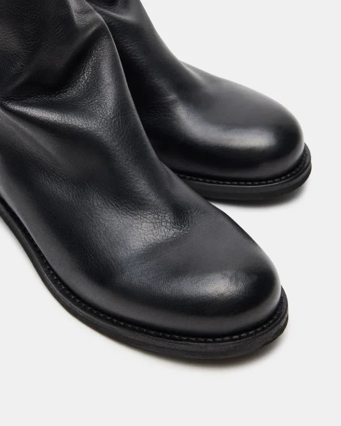 Hughie em couro preto