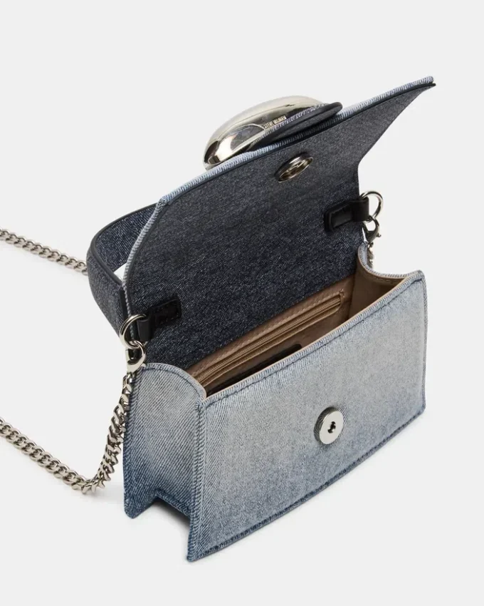 Mala Mishell em Denim