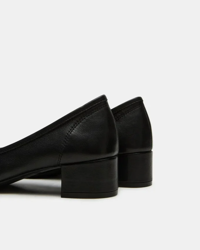 Mollie em couro preto Mollie em couro preto