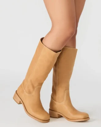 Bota Riggs Banana em couro, cano largo Bota Riggs Banana em couro, cano largo