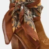 Sally Scarf em camurça castanha Sally Scarf em camurça castanha