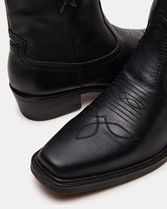 Sanderson em couro preto